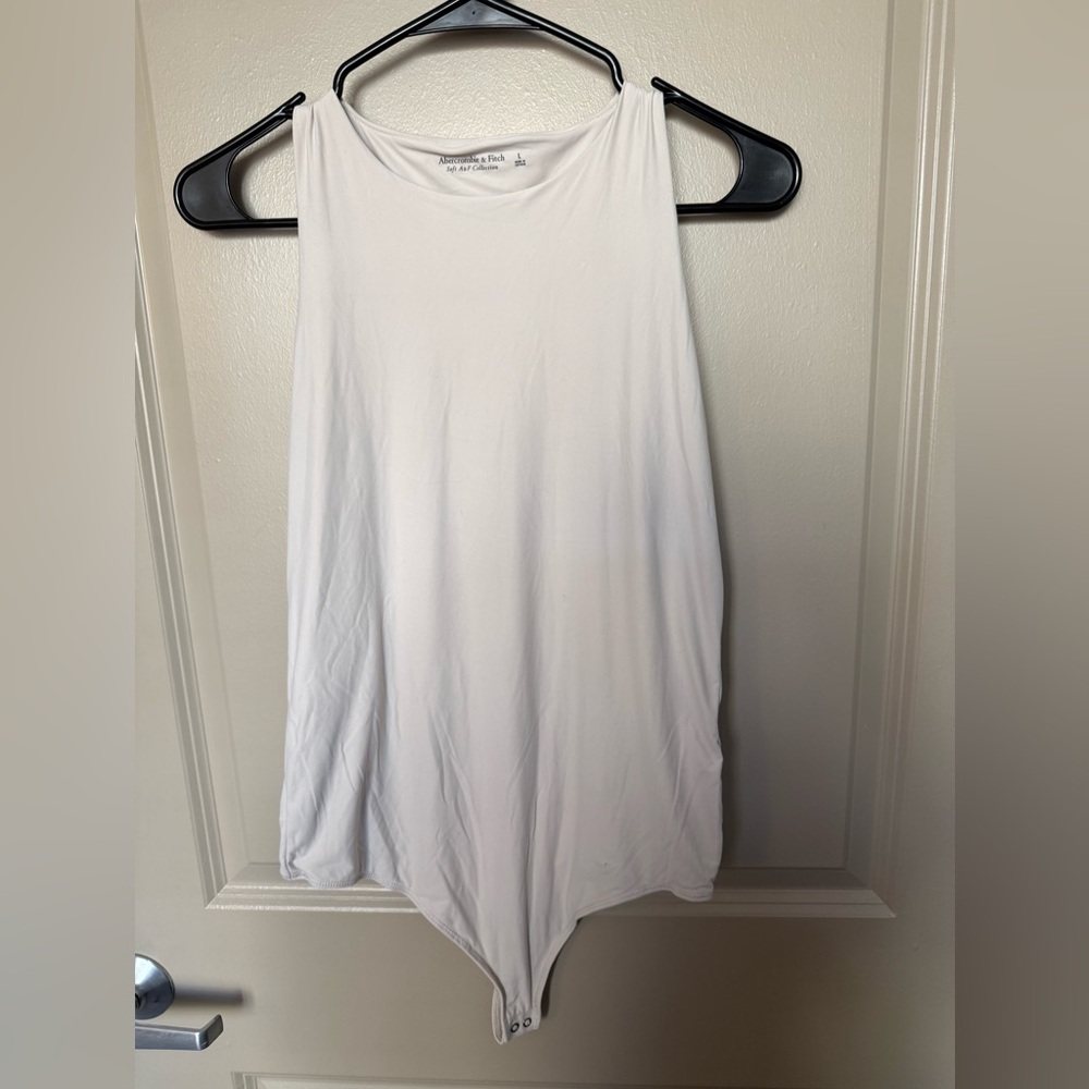 Set of Two Sleeveless Bodysuits in Cream and Gray - Picture 2 of 3